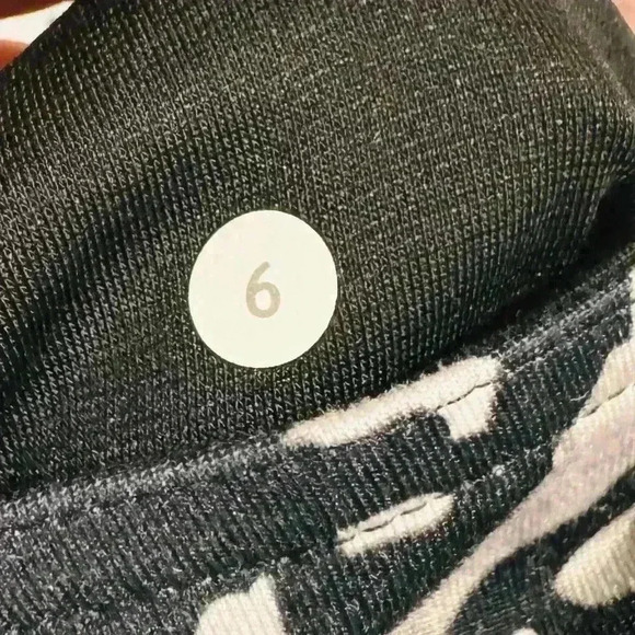 Lululemon Leggings in Black and White (Women's Size 6) - Picture 7 of 10
